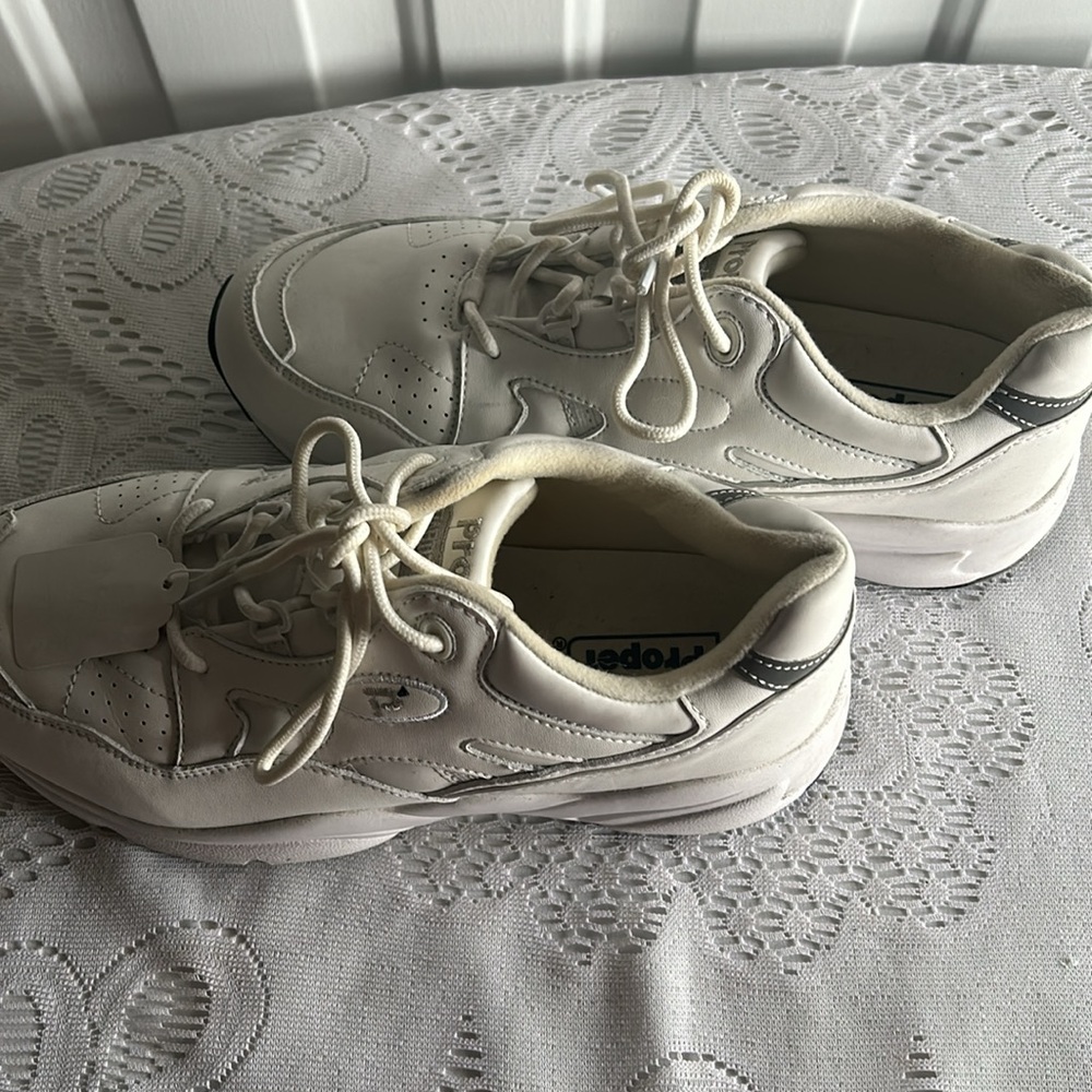 Propet sneakers Size 9.5 -4E. - Picture 2 of 6